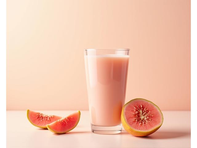 Segelas jus jambu batu dengan kepingan jambu